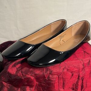 Rouge Helium Black Patten Leather Round‎ Toe Flats NWOT Never used